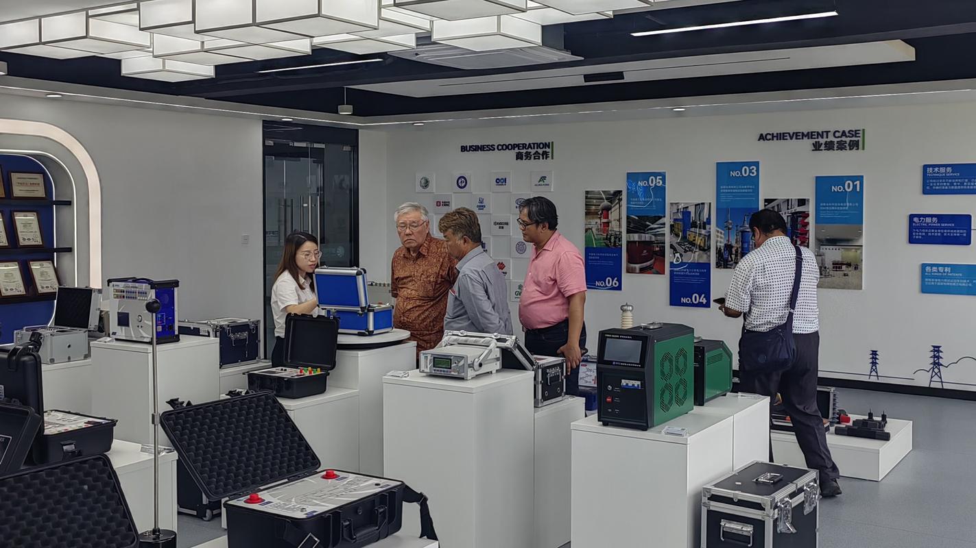 客户一行首先参观了我司办公楼,来到产品展厅详细了解了我司20多年的