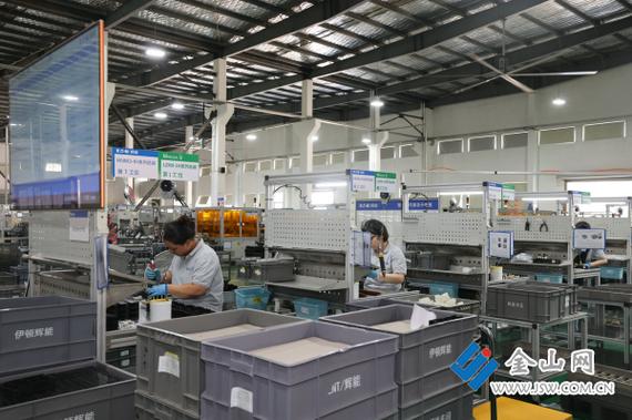 "伊顿辉能设备主管印俊介绍道,针对断路器生产加工,企业搭建多台自动